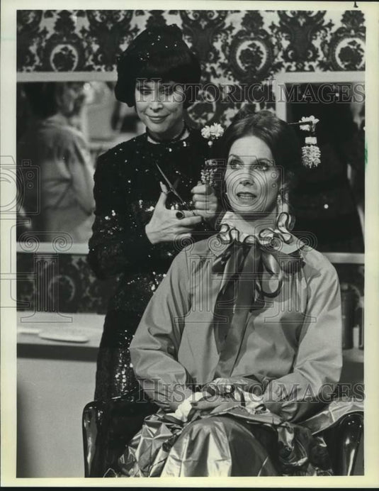 1981 Press Photo Bridget Hanley & Barbara Eden in "Harper Valley P.T.A." - Historic Images