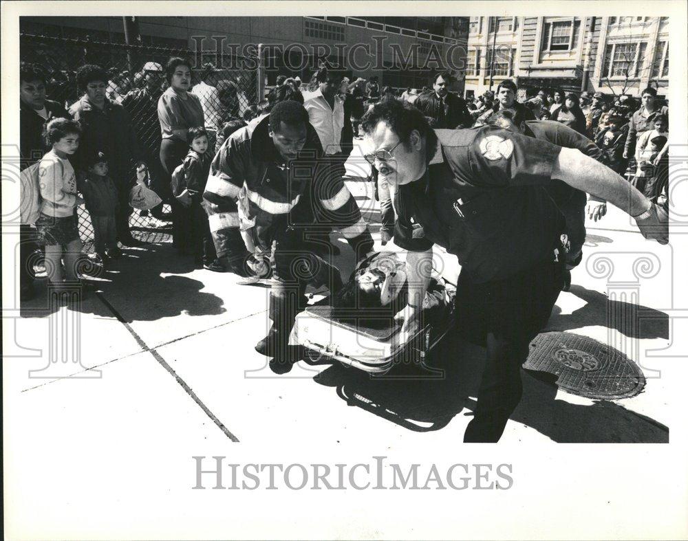 1988 Press Photo Rescue Worker Rush Child Ambulance - RRV40097 - Historic Images