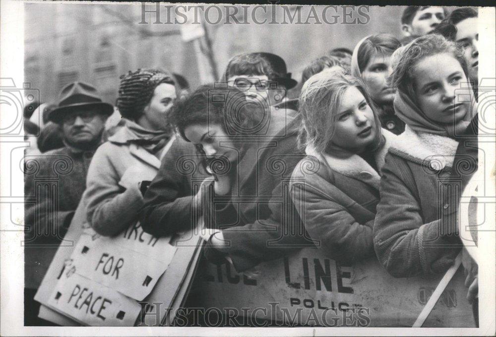 1961 Press Photo Girl Police Barrier Student McGuire - RRV68037 - Historic Images