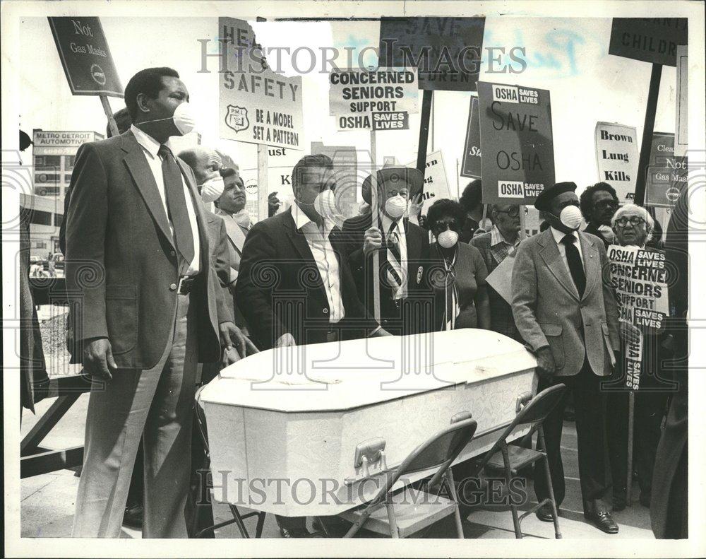 1981 Press Photo Osha Budget Cuts Picketing - RRV72691 - Historic Images