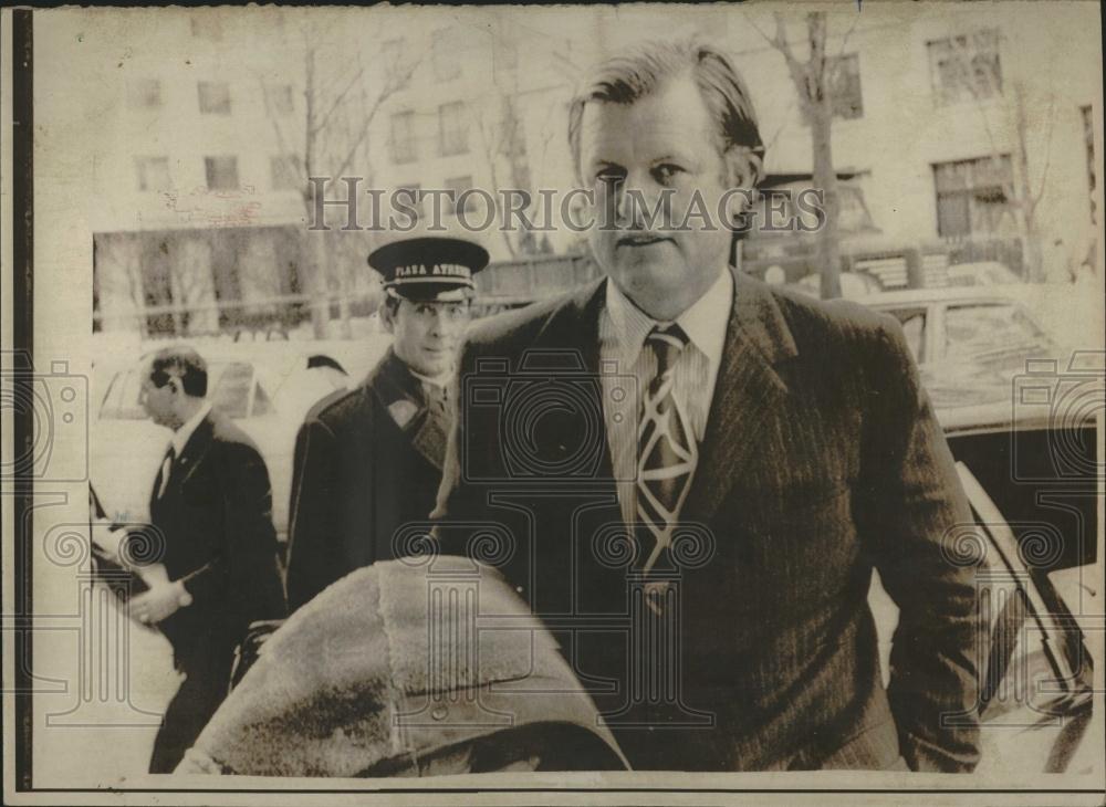 1972 Press Photo Sen Edward Kennedy birthday recessed - RRV17437 - Historic Images