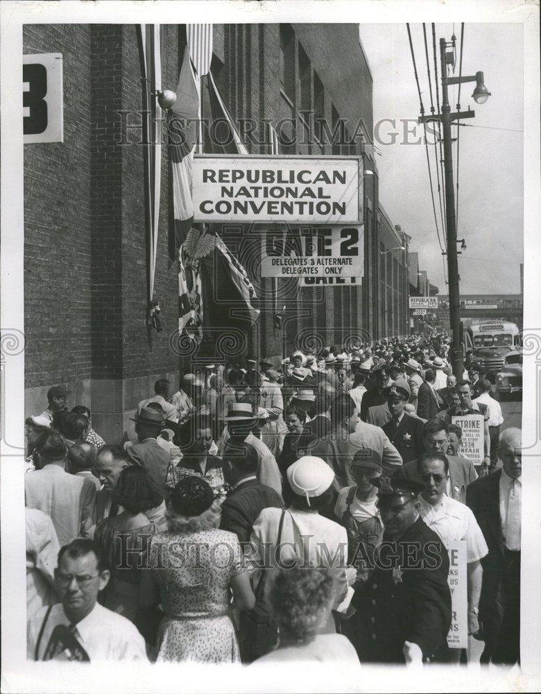 1952 Press Photo Crowd Gathers For Convetion Start - RRV69921 - Historic Images