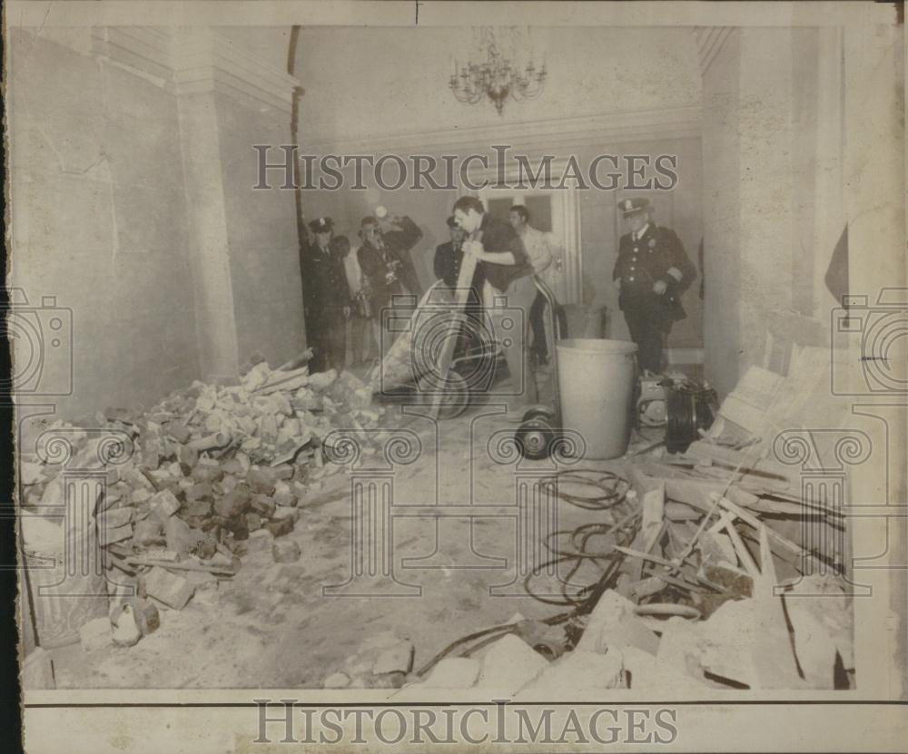 1971 Press Photo Capitol Bomb Damage Cleanup Debris - RRV03955 - Historic Images