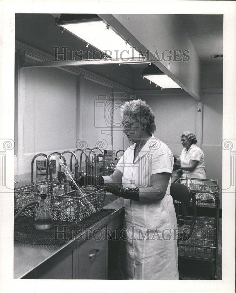 Press Photo Research Laboratory Dish Washing Glassware - RRV64263 - Historic Images