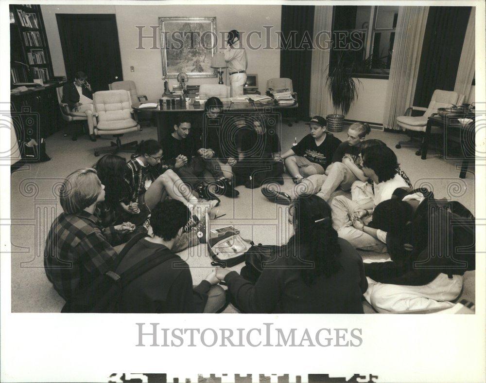 1994 Press Photo Student Silent Prayer Office Hand - RRV43369 - Historic Images