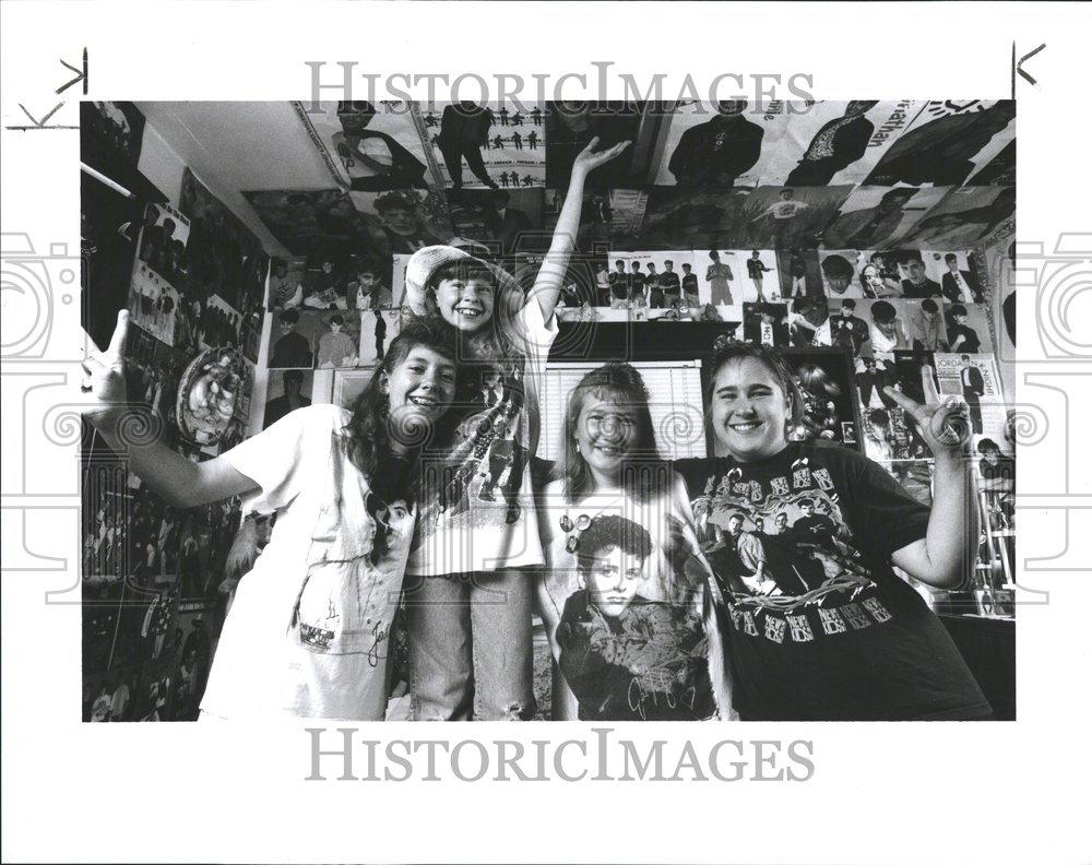 1990 Press Photo New Kids Fans Jenny Unger - RRV53569 - Historic Images