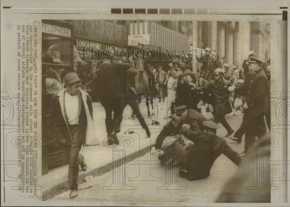 1969 Press Photo Demonstrators Fighting New York - RRV19529 - Historic Images