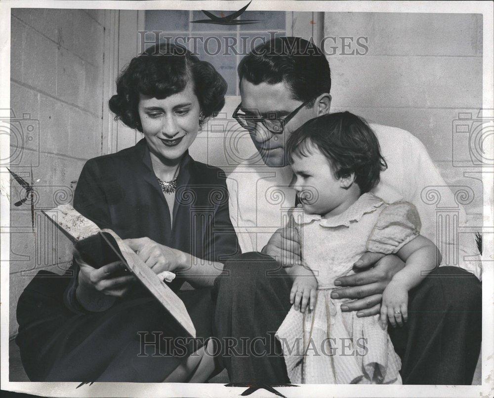 1954 Press Photo Mrs Rento Rampinelli daughter Lorraine - RRV58631 - Historic Images