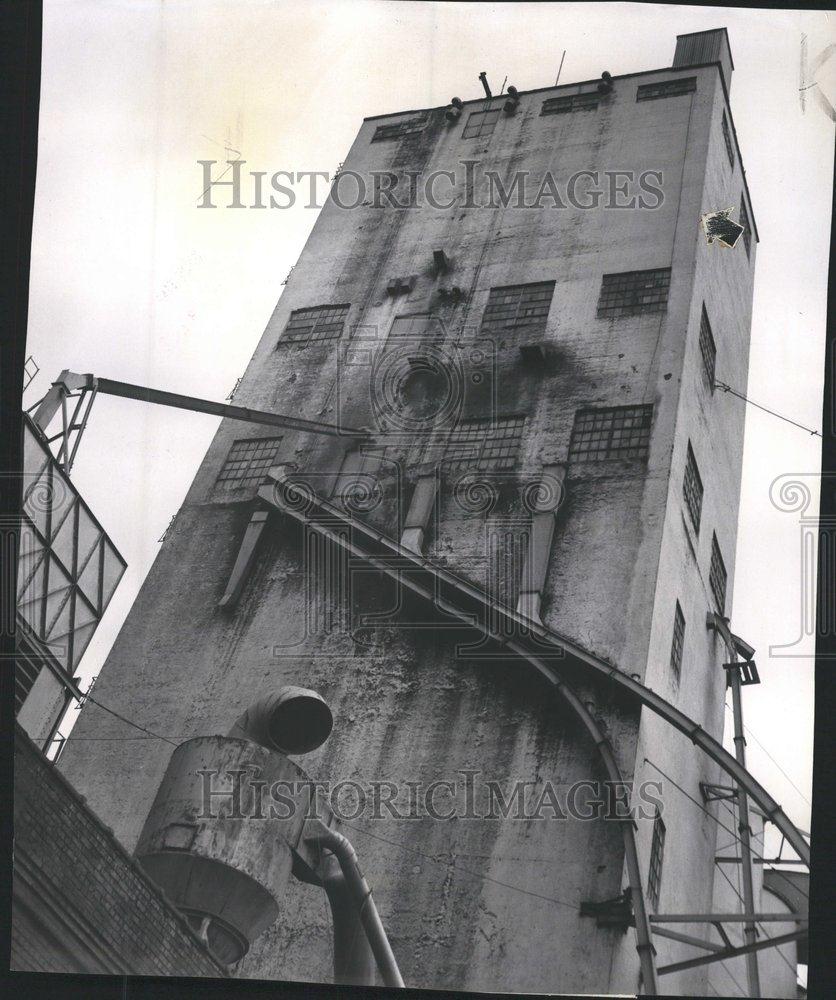 1960 Press Photo Santa Fe Grain Elevator Worker - RRV63127 - Historic Images