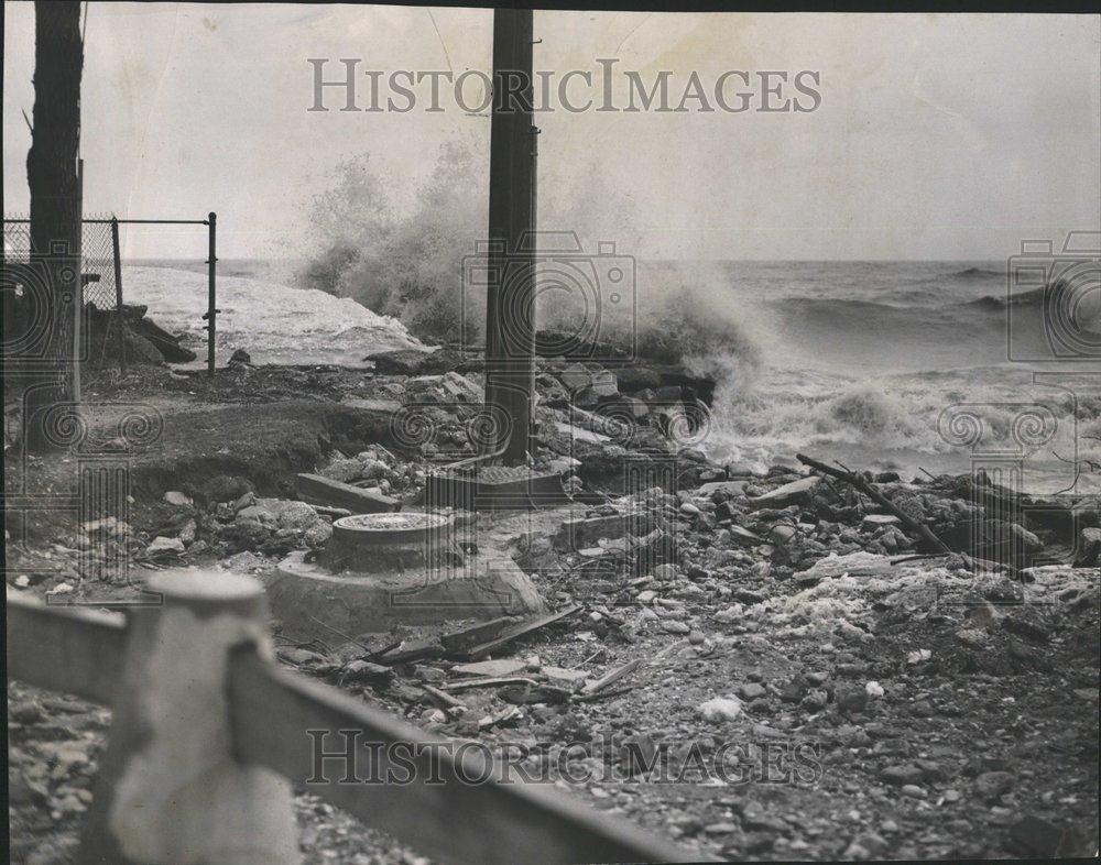 1952 Press Photo Lake Front Granville Avenue Damage - RRV67719 - Historic Images