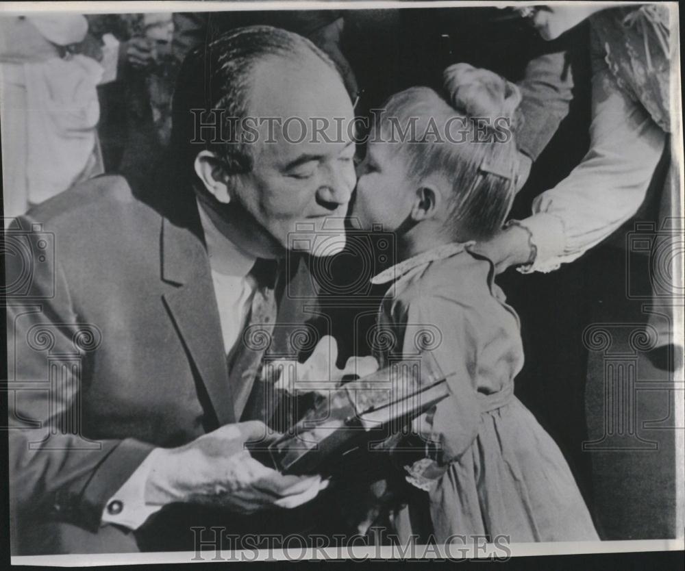 1965 Press Photo Vice Pres Hubert Humphrey Cheryl Wise - RRV18609 - Historic Images