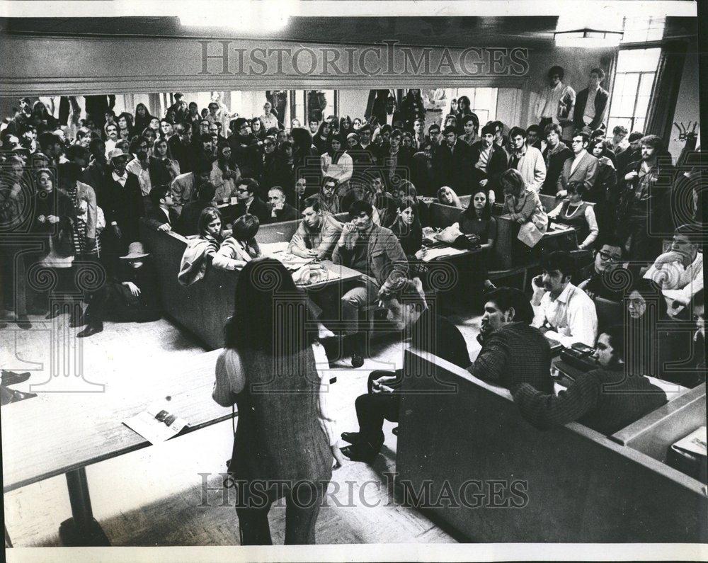 1969 Press Photo Scott Hall rain court grill Student - RRV65803 - Historic Images