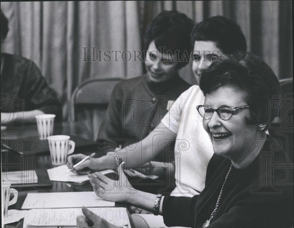 1968 Press Photo Mrs. Syliva Astro Associate Professor - RRV38799 - Historic Images