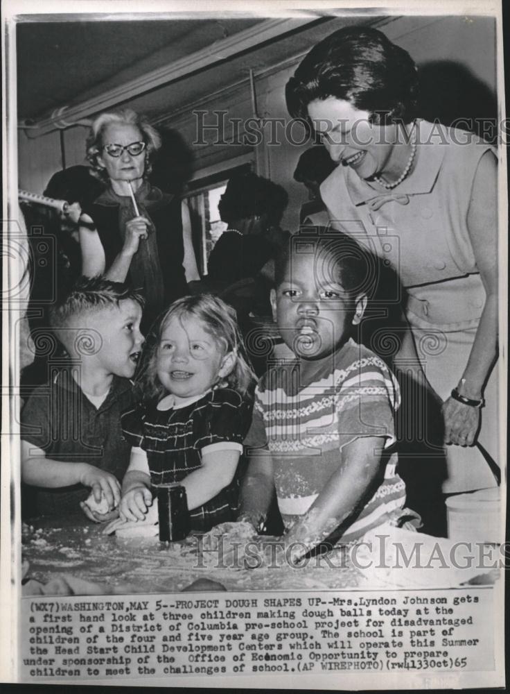 1965 Press Photo Mrs Lyndon Johnson project Dought look - RRV15613 - Historic Images