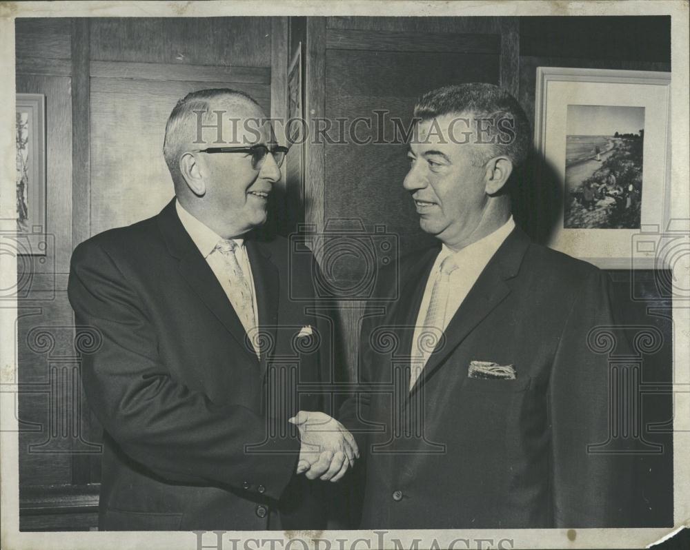 1963 Press Photo MESC Director Shaking Hands Horton - RRV36449 - Historic Images