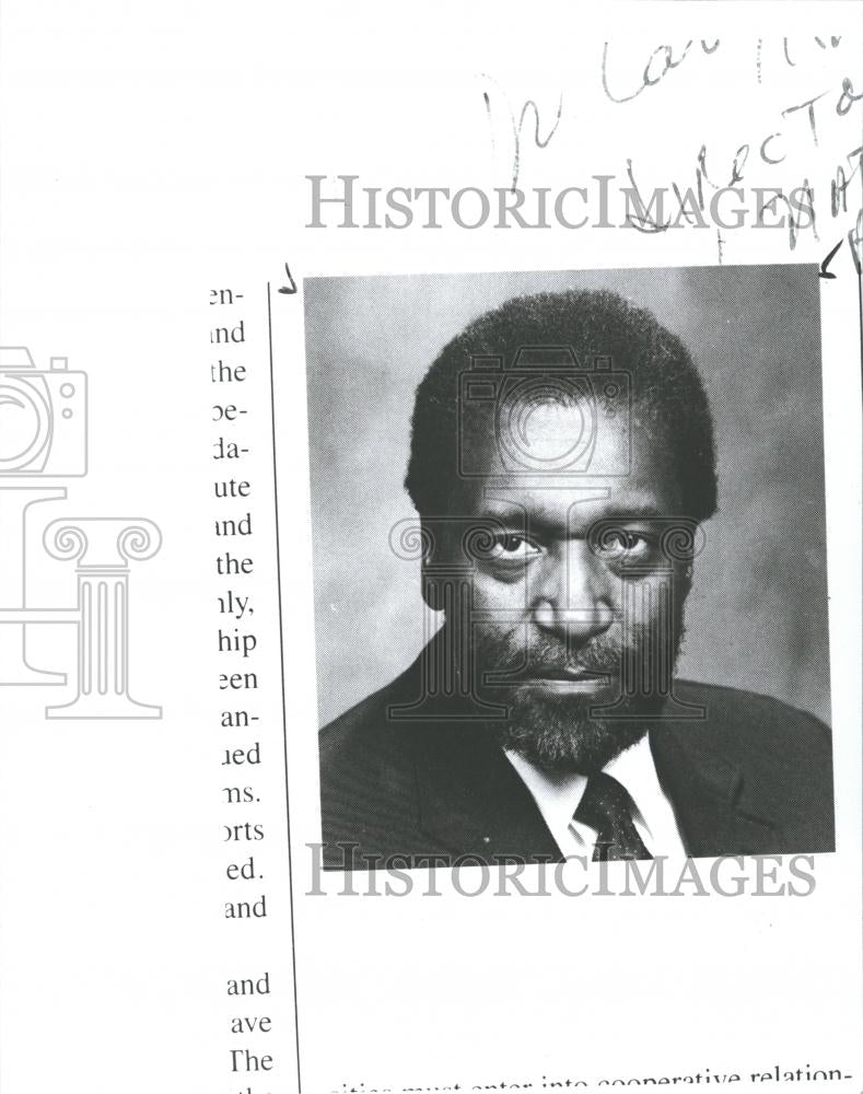 1990 Press Photo Dr. Larry Hawkins educator athelete - RRV35485 - Historic Images