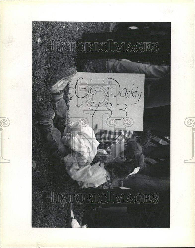1989 Press Photo Waiting For Daddy - RRV56579 - Historic Images