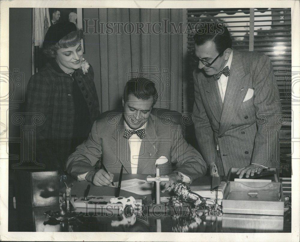 1960 Press Photo Gov. Gerald M. Williams signs bill - RRV45323 - Historic Images