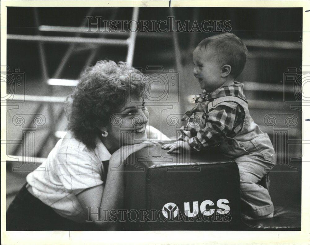 1986 Press Photo Meagan Hodges Micheal work climb steps - RRV66085 - Historic Images