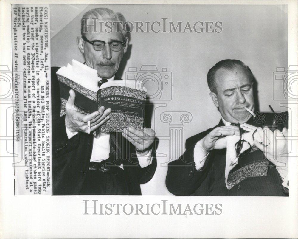 1964 Press Photo Men Smoking Read Surgeon General Panel - RRV44075 - Historic Images