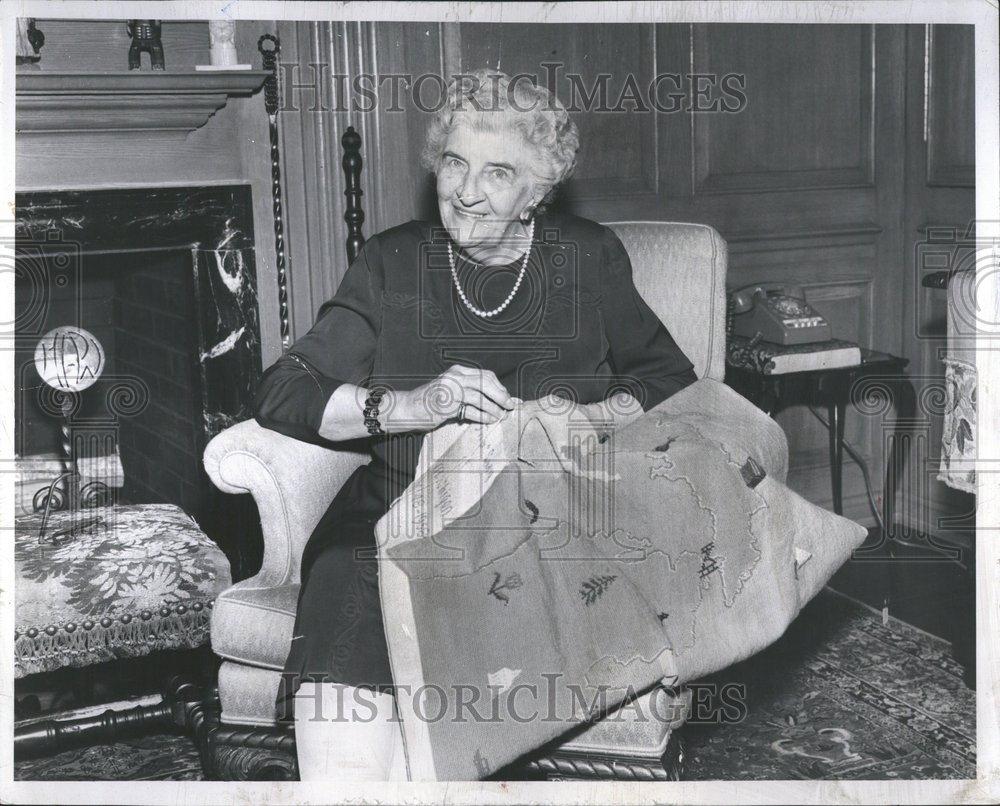 1958 Press Photo Governor Mother Stitching Material - RRV45653 - Historic Images