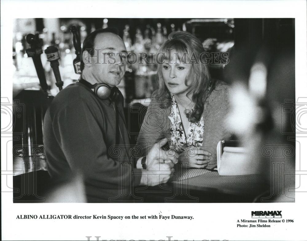 1996 Press Photo Albino Alligator Kevin Spacey Faye - RRV02423 - Historic Images