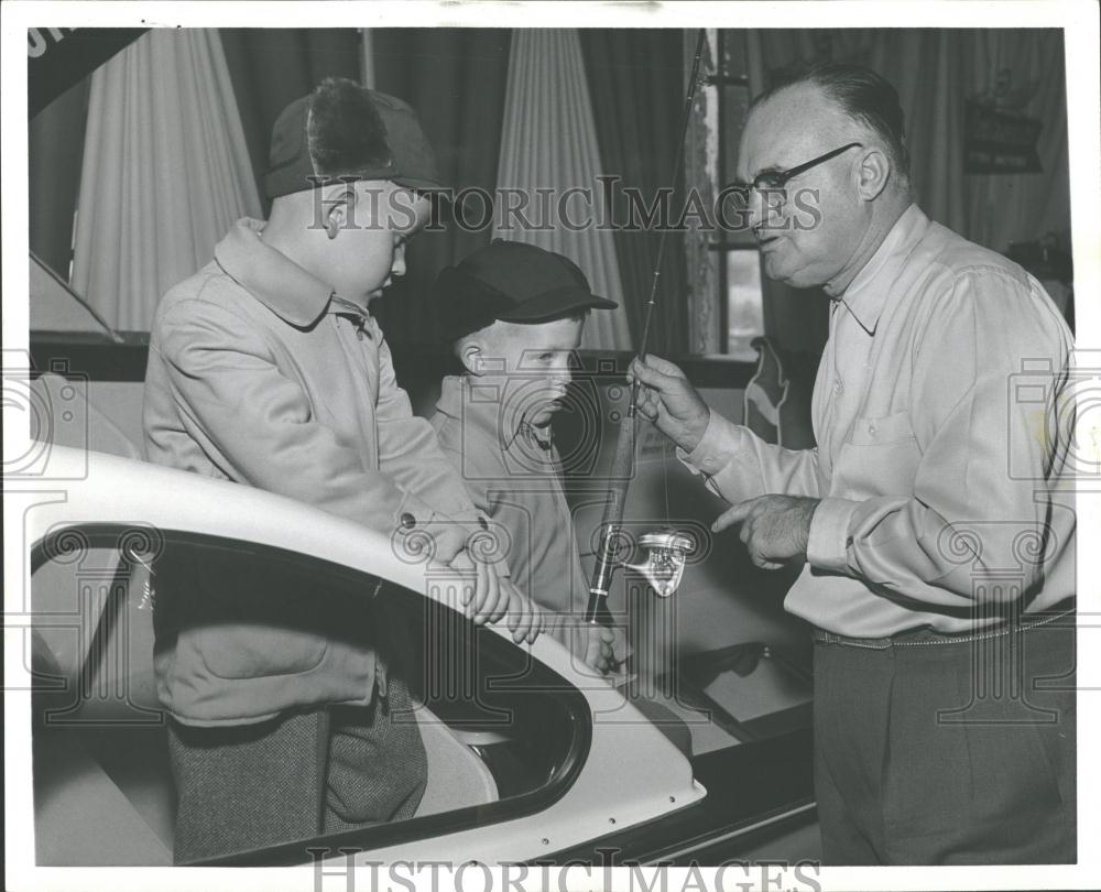 1956 Press Photo Jim Haywood shows boys his fishing rod - RRV28747 - Historic Images