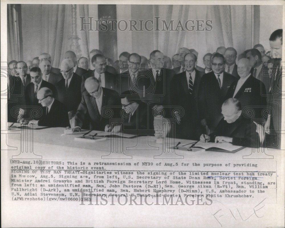 1963 Press Photo Moscow nuclear test ban treaty sign - RRV42695 - Historic Images