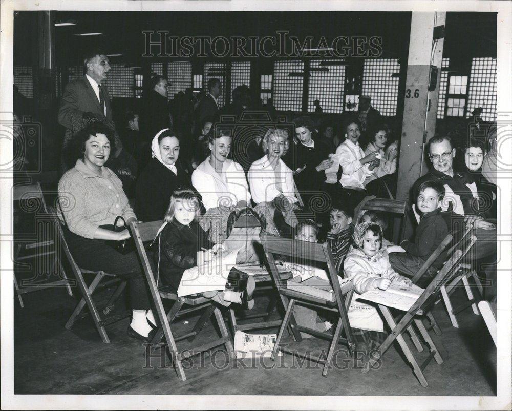 1962 Press Photo Mothers Bring Kids to Stickney Meeting - RRV44789 - Historic Images