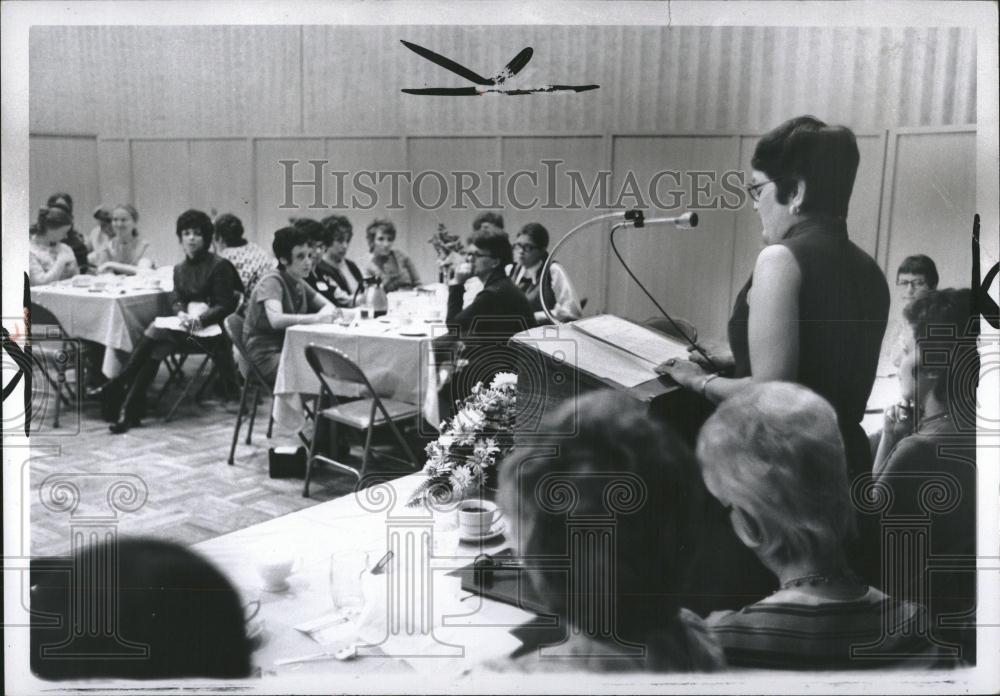 1970 Press Photo Politician Wife Campaigning Flint Talk - RRV03721 - Historic Images