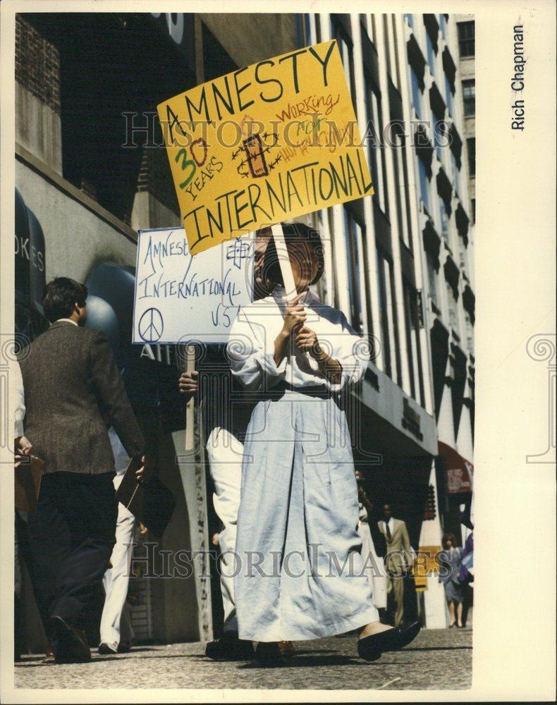 1991 Press Photo Jade Moy Mexican Consulate Amnesty - RRV54413 - Historic Images