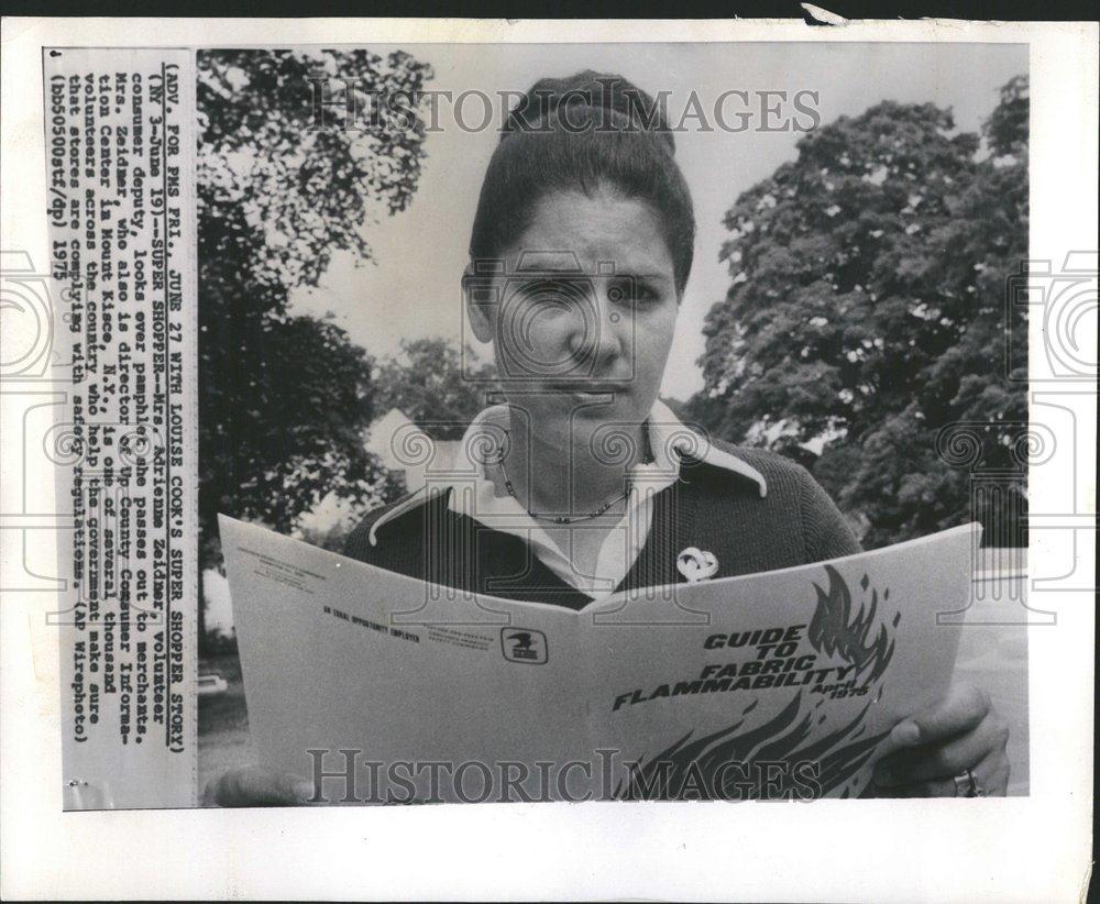 1975 Press Photo Volunteer consumer deputy inspection - RRV70907 - Historic Images