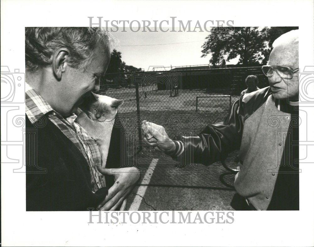 1991 Press Photo Rev. Ed Loveley blesses Fluffy the Cat - RRV45185 - Historic Images