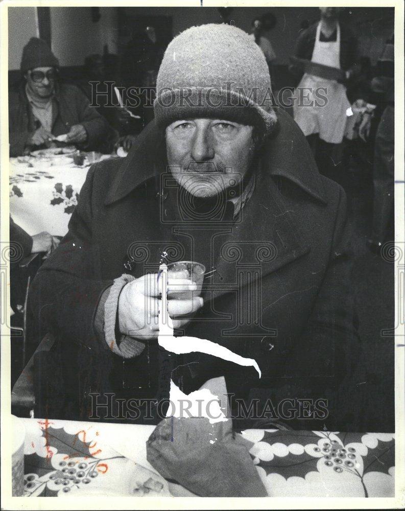 1984 Press Photo Josephine Sterns Edna Christmas wrap - RRV60867 - Historic Images