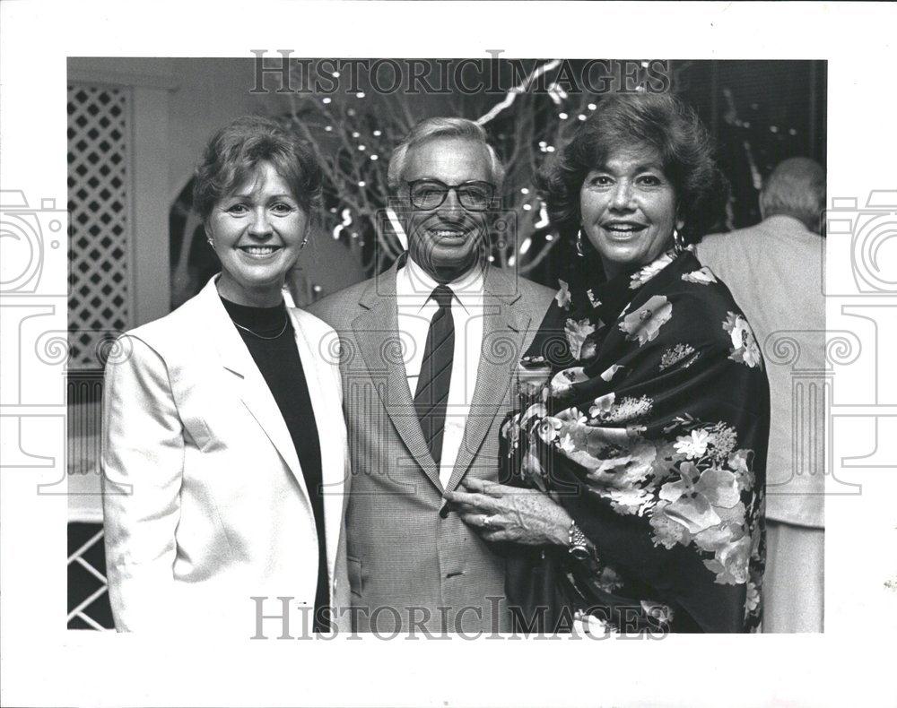 1970 Press Photo Arnie Boob Morton flank Harry Mark - RRV40585 - Historic Images