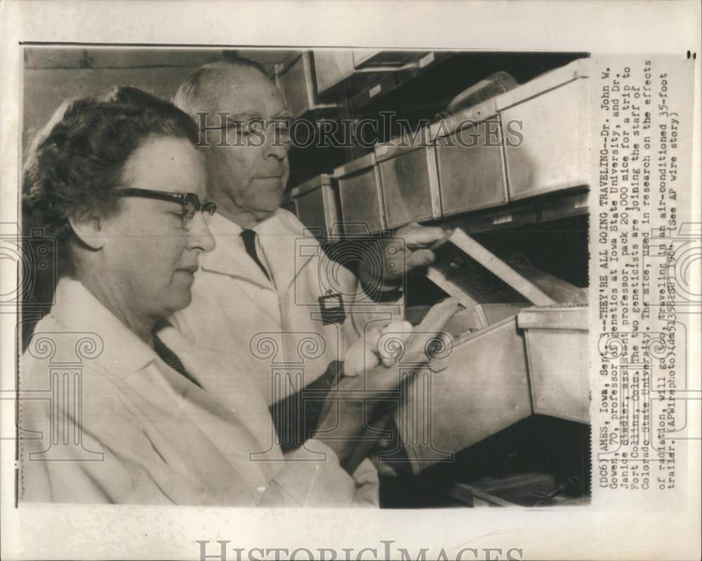 Press Photo Dr John Gowen Janice Stadler Iowa genetics - RRV39723 - Historic Images