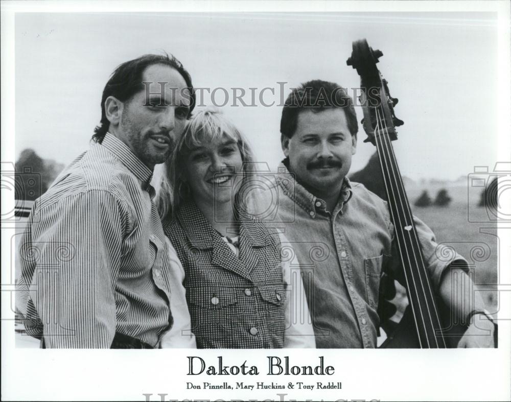 1998 Press Photo Dakota Blonde - RRV26281 - Historic Images