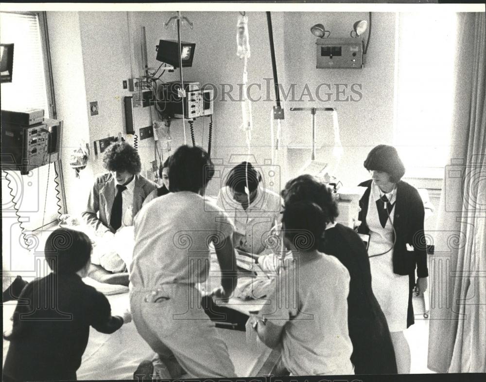 1979 Press Photo Michael Reese Hospital ICU Patient - RRV39745 - Historic Images