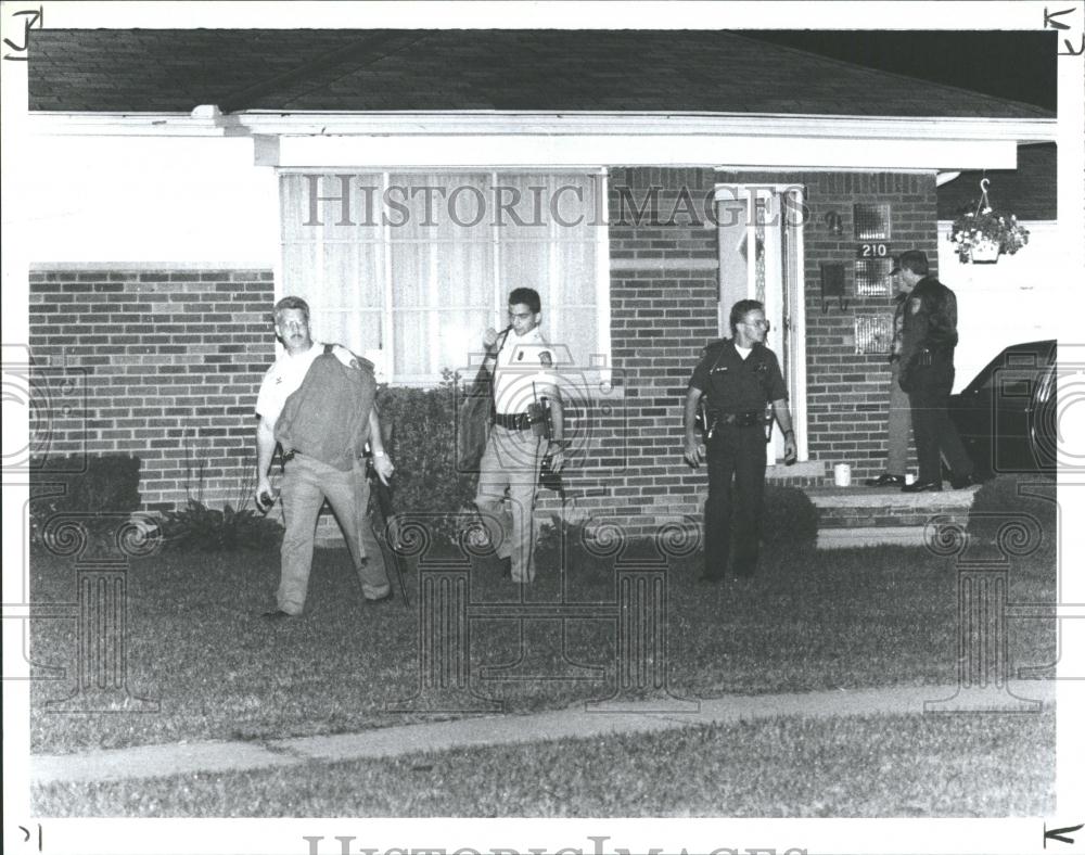 1990 Press Photo Garden City Police Survey Murder Scene - RRV36493 - Historic Images