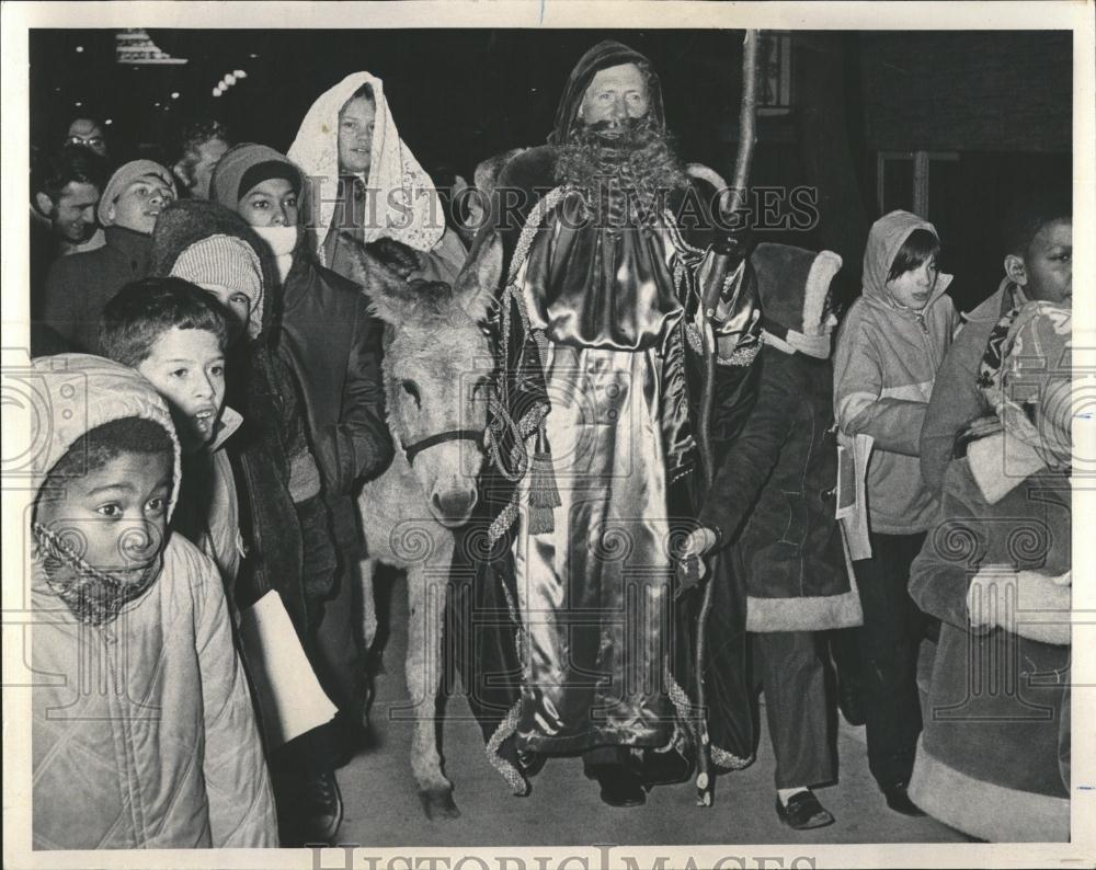 1971 Press Photo Chicago &quot;Los Posados&quot; Caroling - RRV39427 - Historic Images