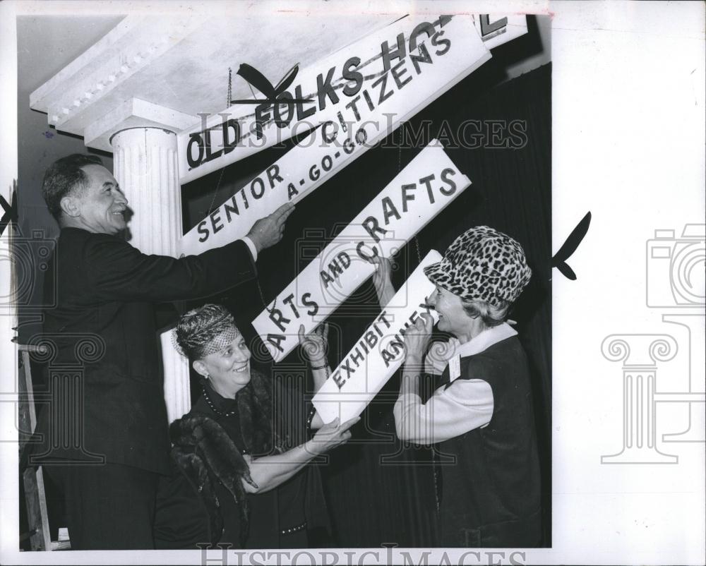 1966 Press Photo Senior Citizens Arts Craft Exhibition - RRV01559 - Historic Images