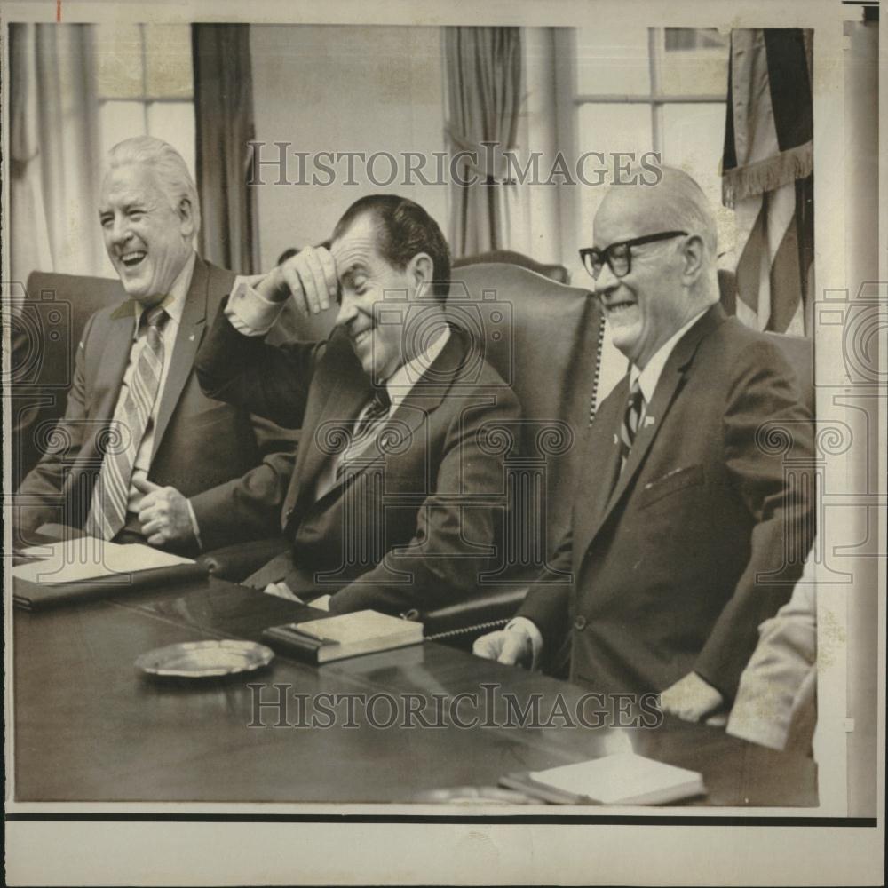 1970 Press Photo Pres Johnson Laughing NY Building Coun - RRV27197 - Historic Images