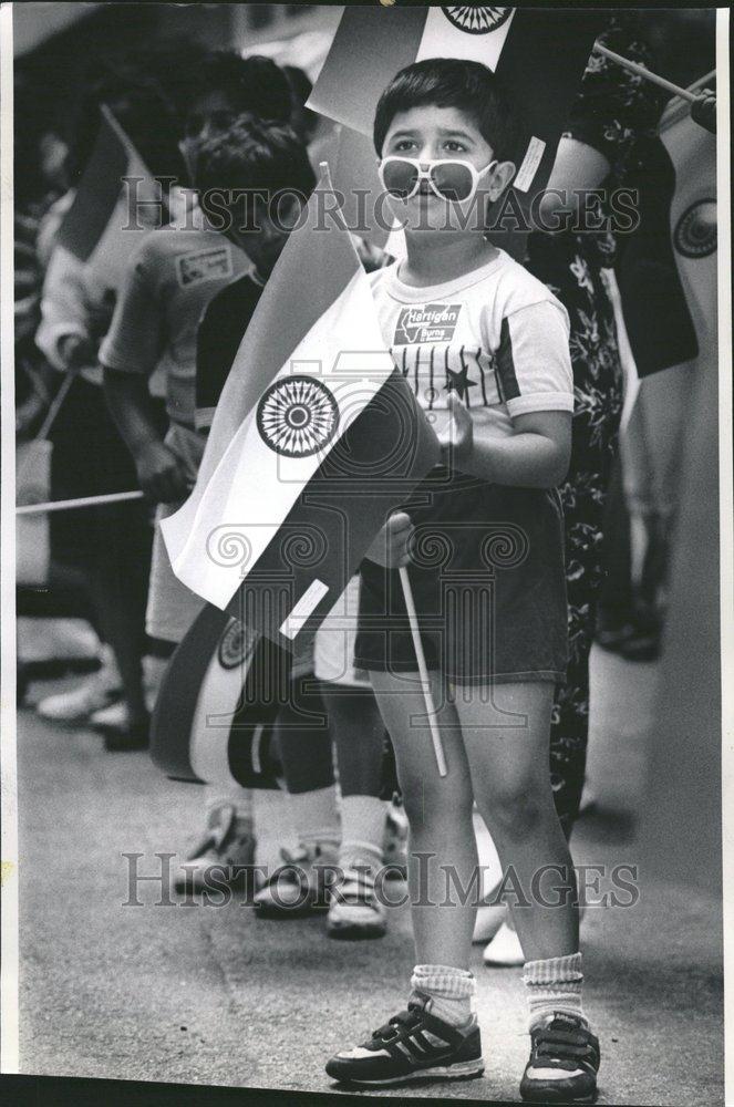 1990 Press Photo Mit Dave Indian flag watching parade - RRV68607 - Historic Images