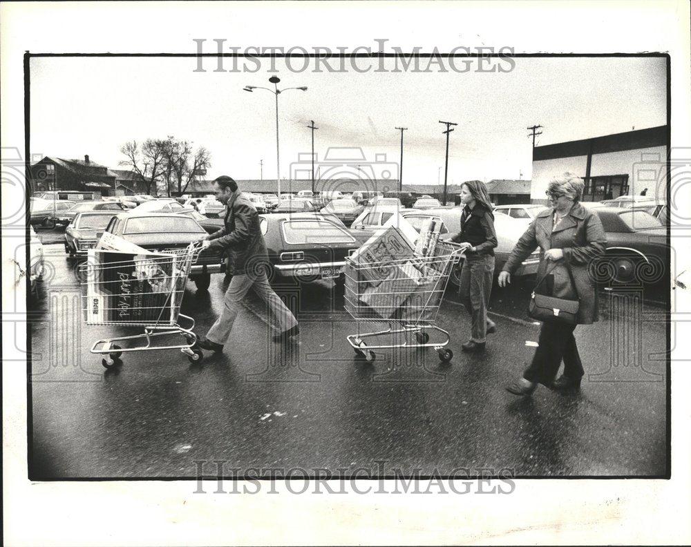 1979 Press Photo Christmas shopping Leo Mary Carter toy - RRV58817 - Historic Images