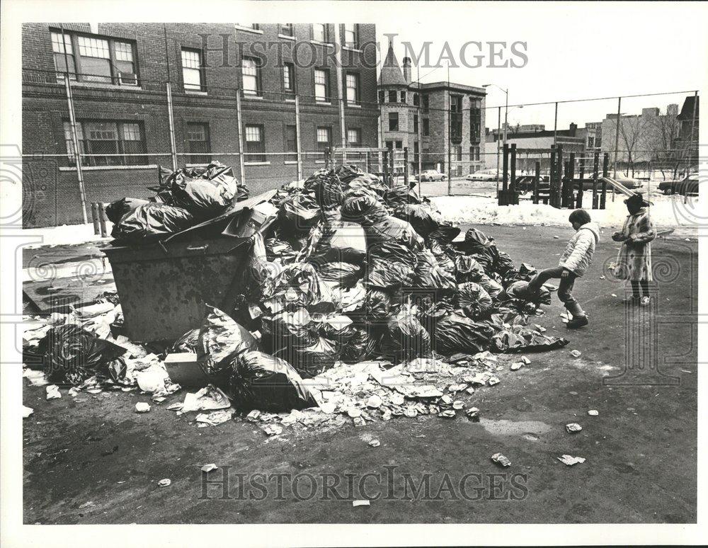 1982 Press Photo Burton School Garbage Detroit RRV71247