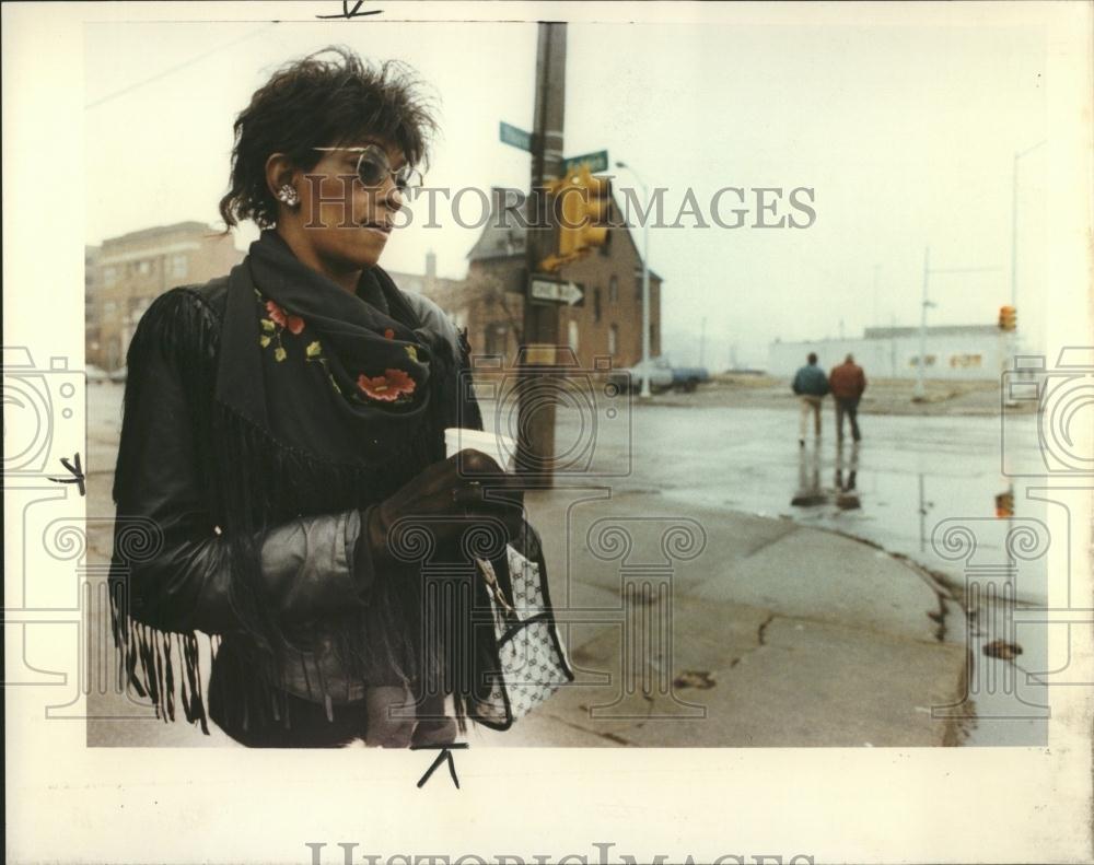 1992 Press Photo Miller Candace Story Chill Soon Read - RRV38613 - Historic Images