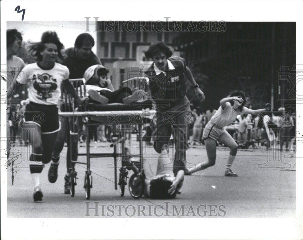 1982 Press Photo Pontiac General Hospital team members - RRV46585 - Historic Images