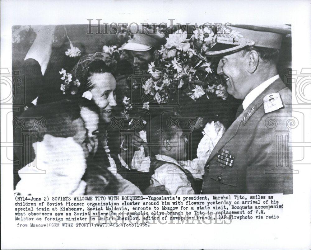 1956 Press Photo Soviet Tito Bouquet Yugoslavia Pioneer - RRV72067 - Historic Images