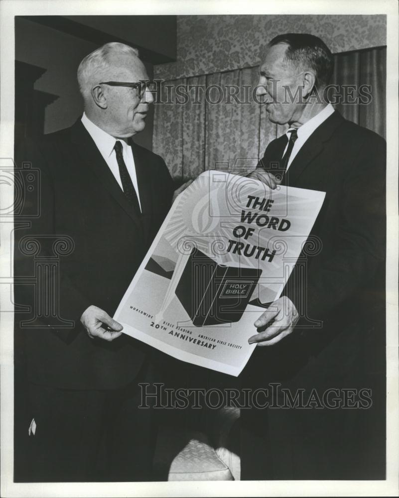 Press Photo Chief Justic Earl Warren Worldwide Bible - RRV65131 - Historic Images