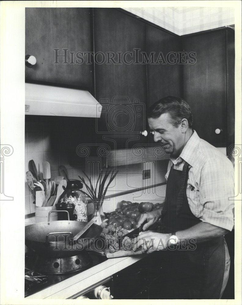 1982 Press Photo Roy Nelson Preparing Meal Chinese Food - RRV60135 - Historic Images